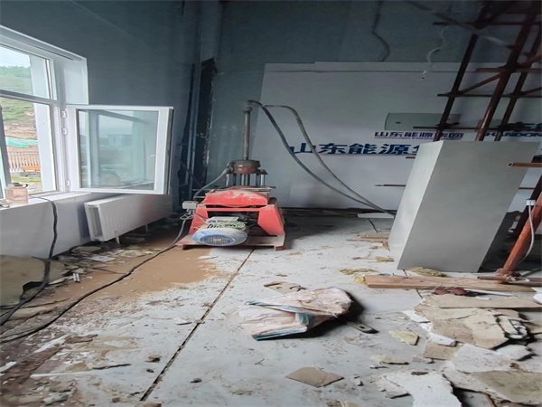 锦山镇地基基础下沉墙体裂缝加固注浆顶升施工