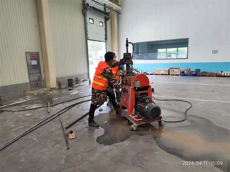 锦山镇厂房地面下沉塌陷注浆加固施工